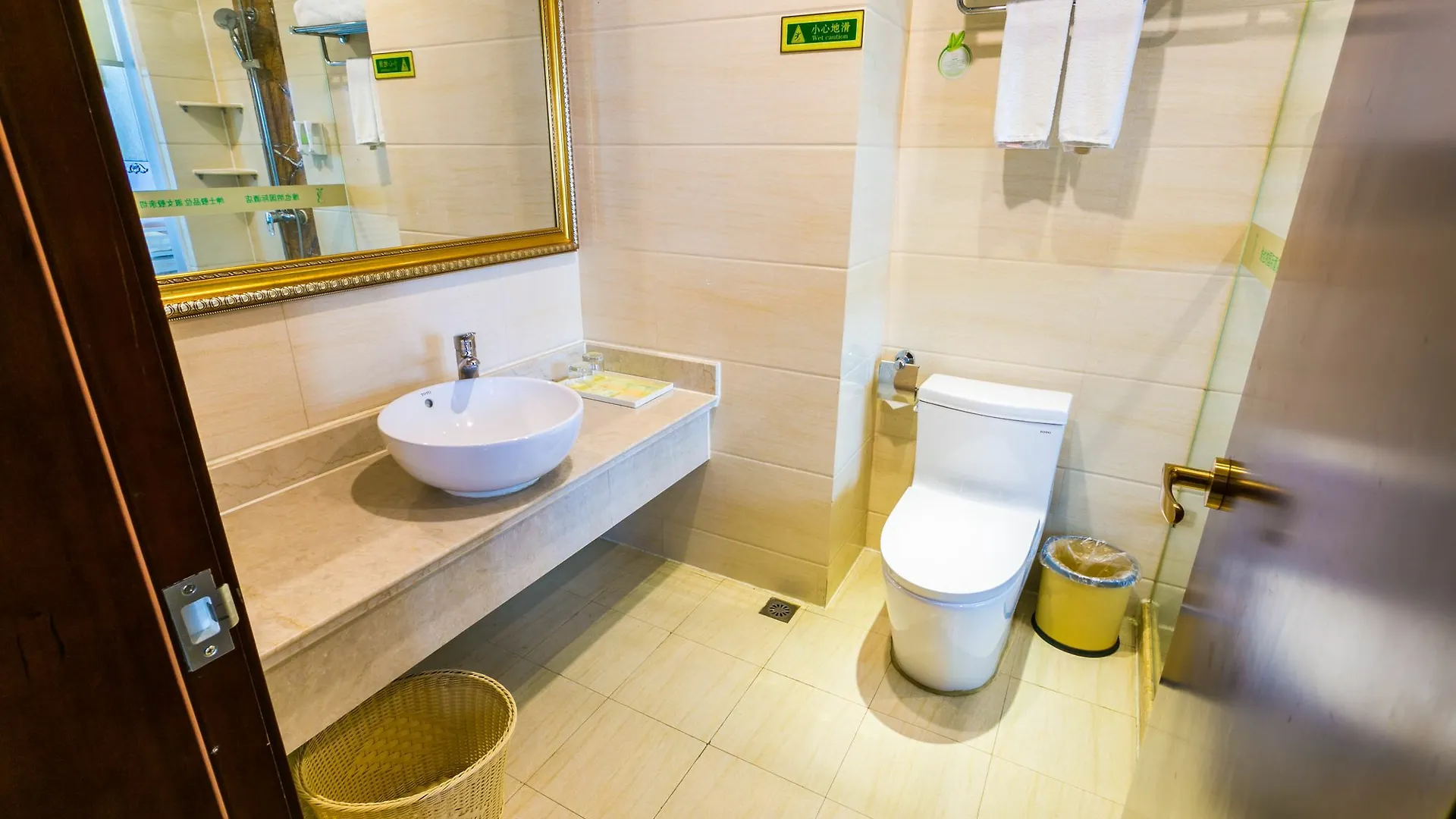 ***  Vienna Hotel Hongqiao Airport Wanda Plaza Shanghai China