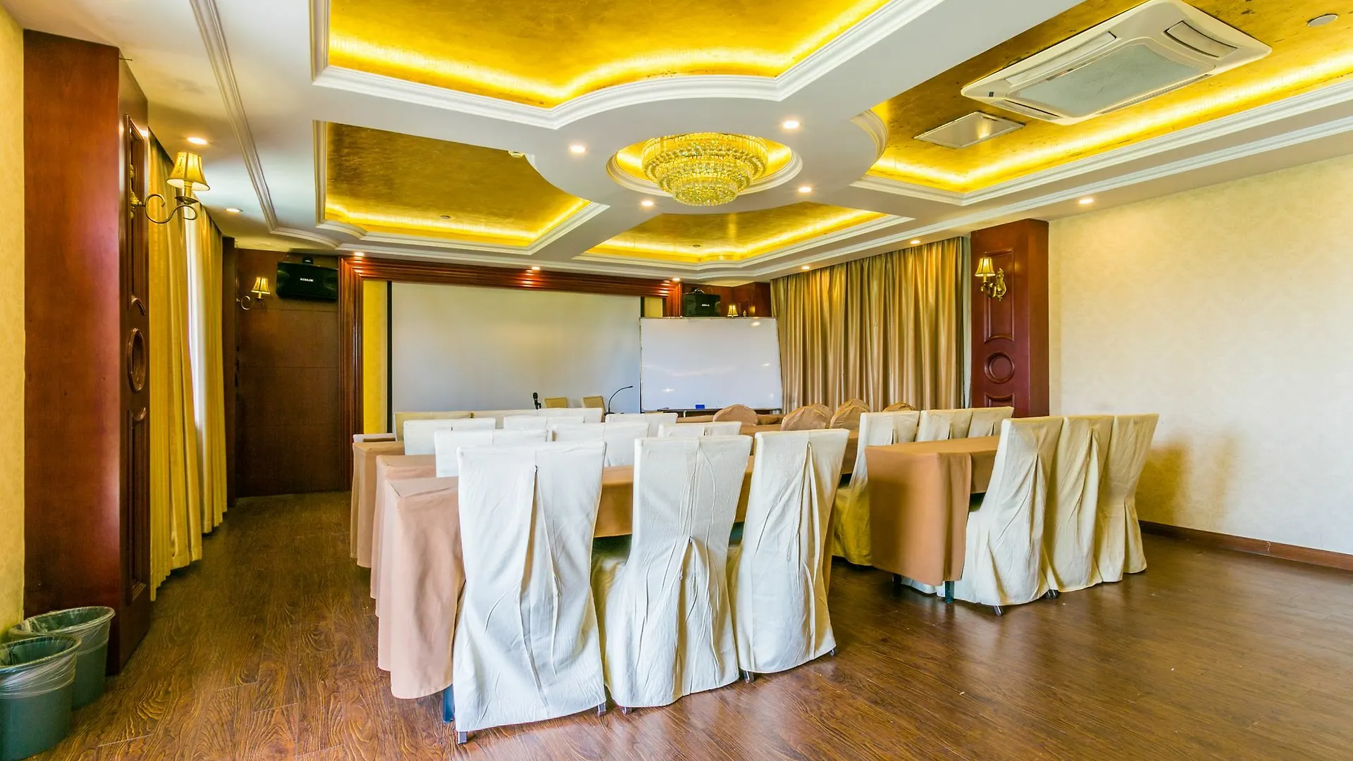 Vienna Hotel Hongqiao Airport Wanda Plaza Shanghai 3*,  China