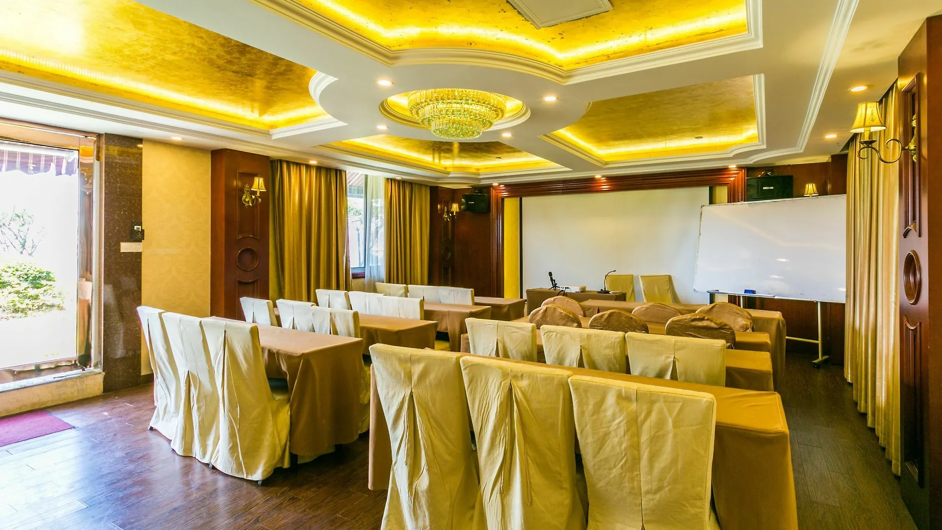 Vienna Hotel Hongqiao Airport Wanda Plaza Shanghai 3*,  China