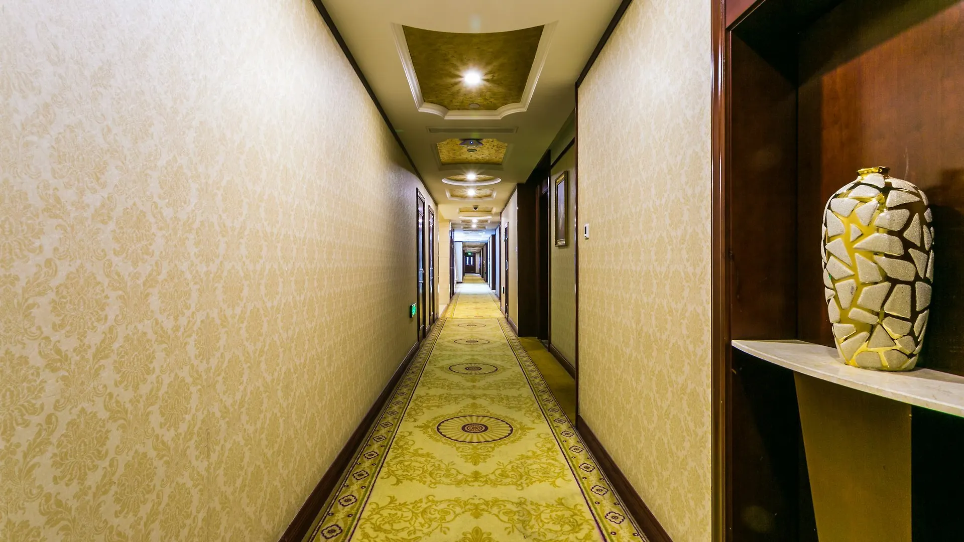 ***  Vienna Hotel Hongqiao Airport Wanda Plaza Shanghai China